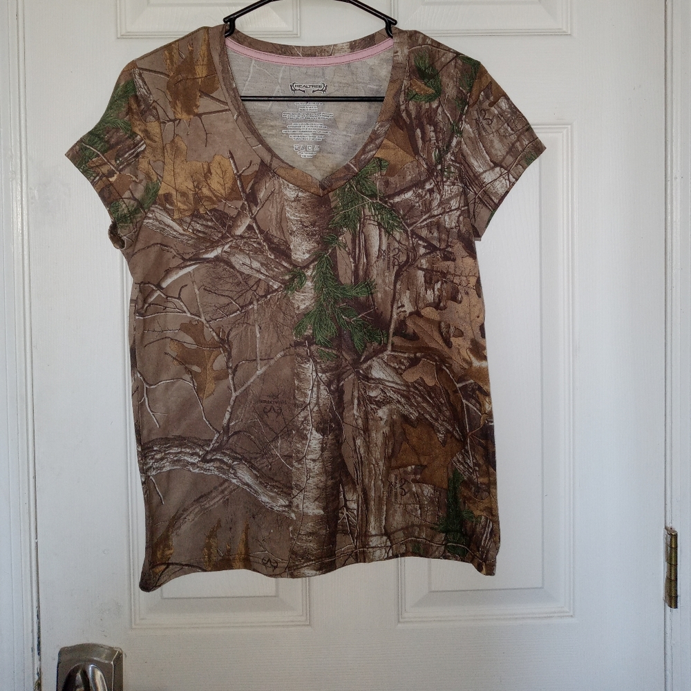 Woman's Realtree t-shirt size large